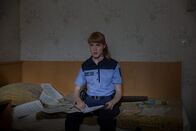 Dead End – Betti Steiner (Viktoria Schulz) macht in Kevins Zimmer eine Entdeckung