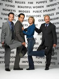 Monk – (3. Staffel) - Setzen alles daran, Verbrechen aufzuklären: Lt. Randall Disher (Jason Gray-Stanford, l.), Natalie Teeger (Traylor Howard, 2.v.r.), Monk (Tony Shalhoub, 2.v.l.) und Captain Leland Stottlemeyer (Ted Levine, r.)