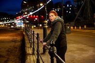 Charlotte Link - Die Suche – Kate Linville (Henny Reents) stellt als Journalistin getarnt eigene Nachforschungen an.; WDR Fernsehen CHARLOTTE LINK - DIE SUCHE, TEIL 2 Uhr. Kate Linville (Henny Reents) stellt als Journalistin getarnt eigene Nachforschungen an.