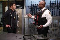 Brooklyn Nine-Nine – Jake Peralta (Andy Samberg, l.); Ray Holt (André Braugher, r.)