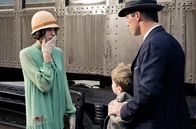 Der fremde Sohn – Der Polizeibeamte J. J. Jones (Jeffrey Donovan, re.) behauptet gegenüber Christine Collins (Angelina Jolie), dass der Junge (Devon Conti, Mi.), der vor ihr steht, ihr Sohn Walter sei.