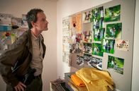Tatort – Kommissar Peter Faber (Jörg Hartmann) betrachtet in der Wohnung eines Verdächtigen Fotos, die ihn eindeutig mit den Morden in Verbindung bringen.