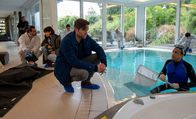 SOKO Stuttgart – Wer hat die junge Gamerin ermordet? Sofort nehmen die Kommissare Lea Gomez (Jasmin Gassmann, 2.v.l.) und Jo Stoll (Peter Ketnath, 2.v.r.) sowie Rechtsmediziner Dr. Benedikt Förster (Florian Wünsche, l.) und KTU-Leiter Jan Arnaud (Mike Zaka Sommerfeldt, r.) die Ermittlungen auf.