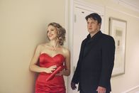 Castle – Die attraktive Schadensermittlerin Kristin Lehman (Serena Kaye, l.) hat Richard Castle (Nathan Fillion, r.) um den kleinen Finger gewickelt ...