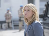 Homeland – Die Reise ins Flüchtlingscamp steht bevor. Carrie (Claire Danes) und ihr Chef machen sich auf den Weg an die syrische Grenze, doch dort verläuft der Aufenthalt anderes als geplant ...
