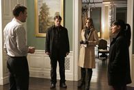 Castle – Zusammen mit der Privatdetektivin Neely (Suleka Mathew, r.) befragen Castle (Nathan Fillion, 2.v.l.) und Kate (Stana Katic, 2.v.r.) den Ehemann der Ermodeten: Cole (Ivan Sergei, l.) ...