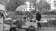 Streetphilosophy – Jonas und Matt Nimmo alias „Sprudelboy“ (links) verkaufen Drinks auf dem Maybachufer-Markt in Kreuzberg: Können Pragmatismus und Idealismus zusammenfinden?