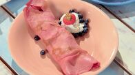 Schmatzo - Kochen mit WOW – Palatschinken kann man auch mit Rote Beete einfärben.