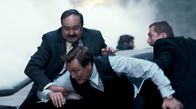 Herrhausen - Der Herr des Geldes – ARD Degeto HERRHAUSEN - HERR DES GELDES, "Teil 2" Uhr im ERSTEN, online first ab Montag (30.09.24) in der ARD MEDIATHEK Der Alptraum eines Anschlages: Herrhausen (Oliver Masucci, Mitte) mit seinem Fahrer (Tom Keune, li.) und seinem Sicherheitschef (Till Wonka, re.). - Motiv aus Episode 3 -