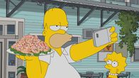 Die Simpsons – Homer (l.); Lisa (r.)