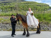 Wild Wild Wedding – Bride Robyn posing on a horse before the wedding with horsekeeper Olaf standing next to her
