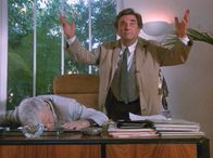 Columbo – Lt. Columbo (Peter Falk) untersucht die Leiche von Budd Clarke (Peter Haskell).