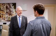 Sturm der Liebe – Massimo (Philip Birnstiel, r.) nimmt kryptisch Abschied von Werner (Dirk Galuba, l.).
