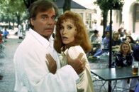 Hart aber herzlich - Operation Jennifer – Kurz nach ihrer Ankunft in München wird Jennifer (Stefanie Powers, r.) auf offener Straße überfallen, doch ihr Mann Jonathan (Robert Wagner, l.) kann den Angreifer in letzter Sekunde vertreiben ...
