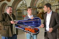 Die Rosenheim-Cops – Die Kommissare Korbinian Hofer (Joseph Hannesschläger, li.) und Sven Hansen (Igor Jeftic, re.) ermitteln in der Musikakademie und befragen den Tobias Ferber (Lukas Nathrath, mi.).