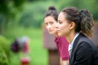 Sturm der Liebe – Vanessa (Jeannine Gaspár, r.) beschwört Carolin (Katrin Anne Heß, l.), dass sie ihre Liebe und Zukunft mit Michael nicht wegwerfen soll.