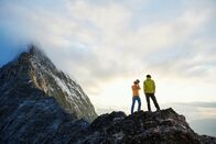 Reporter – Interview, bei Mittellegihütte (Blick auf Mittellegigrat): Kameramann Thomas Senf und Reporter Matthias Lüscher