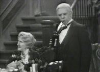 Dinner for One – Bietet ein weiteres Glas an: May Warden als Miss Sophie, Freddie Frinton als Butler James