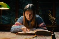 Hotel Sinestra – Nachdenklich mit Buch am Tisch: Bobbie Mulder als Ava
