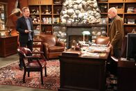Last Man Standing – Auch Mike (Tim Allen, l.) muss mal zu Ed (Hector Elizondo, r.) ins Büro ...