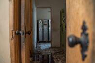 Lost Places - Geheime Welten – Einfach zurückgelassen. Spinte und Aufenthaltsräume der Angestellten erinnern an die Normalität mit der Familien systematisch getrennt wurden.