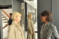 SOKO Stuttgart – Martina Seiffert (Astrid M. Fünderich, M.) informiert die Label-Mitinhaberin Tanja Degen (Sheri Hagen, r.) über den tragischen Tod ihrer Kollegin.