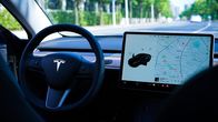 Big Data – Beim autonomen Fahren übernimmt ein Autopilot im Fahrzeug das Steuer und trifft selbständig Entscheidungen im Straßenverkehr.