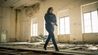 Stralsund – Nina Petersens (Katharina Wackernagel) Ermittlungen im Jugendwerkshof Kiefernhain nähern sich dem Höhepunkt. Wird sie den Mord an Jan Böhring hier aufklären können?
