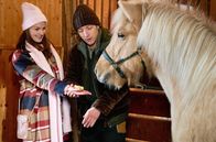 Sturm der Liebe – Merle (Michaela Weingartner, l.) ist beeindruckt von Gerrys (Johannes Huth, r.) besonnener Art. Merle Finow, gespielt von Michaela Weingartner, kommt an den „Fürstenhof“, um sich eine Auszeit von ihrem Beruf zu nehmen.