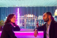 Cryptid – Lisa (Astrid Morberg) und Kunstlehrer Aron (Arvin Kananian) kommen sich näher. Er ist auf ihre Bilder aufmerksam geworden.