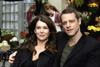 Gilmore Girls – Bei einem Kurztrip nach Paris kommt Christophers (David Sutcliffe, r.) romantische Seite zum Vorschein, doch von seiner spontanen Überraschung wird Lorelai (Lauren Graham, l.) überfahren ...