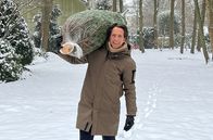 Die Tricks ... – Jo Hiller mit einem Tannenbaum auf den Schultern.