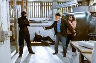 Rentnercops – Mutig verteidigt Bielefelder (Bill Mockridge, 2.v.l.) Daniela (Alice Gruia, r.) vor den Entführern (Eric Klotzsch, l. und Konstantin Gerlach, M.).