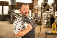ZDFbesseresser: Sebastian Lege deckt auf – Sebastian Lege deckt auf, dass zu den meisten Burgern keine echte Mayonnaise gereicht wird, sondern eine billige Fett-Creme.