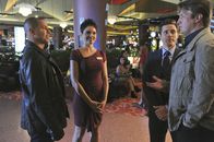Castle – In Atlantic City werden Castle (Nathan Fillion, r.), Ryan (Seamus Dever, 2.v.r.) und Esposito (Jon Huertas, l.) von der attraktiven Nadine Espinoza (Susie Castillo, 2.v.l.) in Empfang genommen.