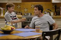 Two and a Half Men – Während Alan versucht Berta für den Haushalt zurückzugewinnen, soll Charlie (Charlie Sheen, r.) dafür Sorge tragen, dass Jake (Angust T. Jones, l.) ordentlich angezogen ist, wenn er von seiner Mutter abgeholt wird ...