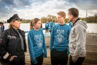 Notruf Hafenkante – Viktor Bossmann ist verschwunden. Claudia (Janette Rauch, l.) spricht mit dessen Trainer Uwe Kästner (Julian Weigend, r.) und seinen Freunden Sinje (Emilia Bernsdorf, 2.v.l.) und Fabian (Lukas Zumbrock, 2.v.r.). Sinje ist sich sicher, dass Viktor etwas passiert sein muss.