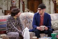 The Big Bang Theory – Kann Josh (Matt Bennett, r.) Howard (Simon Helberg, l.) seine wahre Identität glaubhaft erklären?
