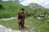 Die Alpen - Eine große Geschichte – ÷tzi (Stefan Krischke) war wahrscheinlich ein J‰ger und H‰ndler. Er wagte sich bereits vor 5300 Jahren in die Alpen. in Verbindung mit der Sendung inkl. SocialMedia bei Nennung ZDF/Iris Kreidel/tzi (Stefan Krischke) war wahrscheinlich ein J?ger und H?ndler. Er wagte sich bereits vor 5300 Jahren in die Alpen. in Verbindung mit der Sendung inkl. SocialMedia bei Nennung ZDF/Iris Kreidel