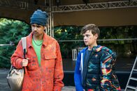 Schloss Einstein – Sami (Joël Massy Kohandel, links) will Hugo (Lennox Dreer, rechts) helfen, seine Mutter davon zu überzeugen, dass das Einstein trotz des Unfalls ein sicherer Ort für ihn ist.