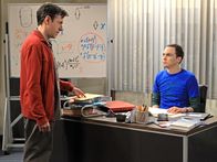 The Big Bang Theory – Sheldon (Jim Parsons, r.) wird dazu gezwungen, mit Barry Kripke (John Ross Bowie, l.) zusammenzuarbeiten und befindet sich dadurch in einer Krise, die mit seinem Selbstbewusstsein zu tun hat ...
