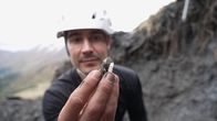 Einstein – Einstein Bergkristalle: Gefährliche Schatzsuche in den Alpen Tobias Müller hält einen Bergkristall in der Hand. Copyright: SRF