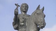 Alexander der Große - Legendärer Eroberer – In einigen Darstellungen wird Alexander mit der Siegesgöttin Nike dargestellt – wie bei dieser Reiterstatue.