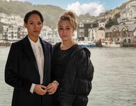Beyond Paradise – Anwältin Kate (Lily Frazer, l.) und die Verdächtige Hayley (Hannah Traylen, r.) geben sich der Polizei gegenüber wenig auskunftsfreudig.