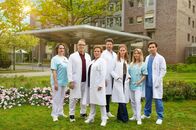 Die Spreewaldklinik – (v.l.n.r.) Gitta Müller (Mieke Schymura); Dr. Gregor Wemuth (Karsten Speck); Dr. Barbara Berg (Muriel Baumeister); Dr. Erik Behrens (Daniel Buder); Dr. Lea Wolff (Sina Valeska Jung); Nico Menke (Isabel Hinz); Radu Florea (Richard Ciuchendea)