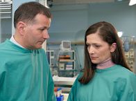 In aller Freundschaft – Im Rahmen von Lisas Behandlung wurden die Blutgruppen ihrer Eltern bestimmt. Mit dem Ergebnis, dass Viktor Schroth nicht Lisas Vater sein kann. Als Roland (Thomas Rühmann) dies Christina (Iris Böhm) mitteilt, ahnen beide, was das bedeutet - Roland ist der Vater von Christinas Tochter und das Ergebnis ihrer Affäre.