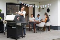 neoriginal: Like a Loser – Guideon (Tom Beck, l.) inszeniert den perfekten Grillabend, während Julian (Ben Münchow, 2.v.l.), Ernst (Diyar Ilhan, 2.v.r.) und Marie (Tinka Fürst, r.) mit gemischten Gefühlen am Tisch sitzen.