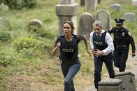 Lincoln Rhyme: Der Knochenjäger – Amelia Sachs (Arielle Kebbel, l.); Detective Michael Sellitto (Michael Imperioli, r.)
