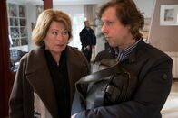 Wilsberg – Ein Steuersünder will auspacken – und hängt sich dann auf? Für Ekki (Oliver Korittke) passt das nicht zusammen. Kommissarin Anna Springer (Rita Russek) ermittelt.