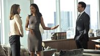 Suits – Die Entlassung eines Mitarbeiters steht auf Anraten von Tori (Andrea Parker, l.), der Geschäftsführerin von "Dreibach Accounting", im Raum. Jessica (Gina Torres, M.) stellt sich hinter ihre Freundin – doch Harvey (Gabriel Macht, r.) hat Fragen.